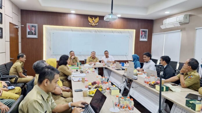 Sekda Kota Bogor Denny Mulyadi Mengikuti Rakor dan Monitoring Evaluasi Program BPJS Ketenagakerjaan Bersama Kemendagri Secara Daring (Dok. Pemkot Bogor)