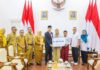 Dedie Rachim Serahkan Santunan untuk Keluarga Staf PUPR Bogor yang Gugur Saat Bekerja Wali Kota Bogor bersama BPJS Ketenagakerjaan menyerahkan santunan kepada ahli waris staf PUPR Kota Bogor yang meninggal akibat kecelakaan kerja. (Dok. Pemkot Bogor)