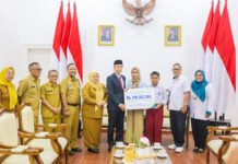 Dedie Rachim Serahkan Santunan untuk Keluarga Staf PUPR Bogor yang Gugur Saat Bekerja Wali Kota Bogor bersama BPJS Ketenagakerjaan menyerahkan santunan kepada ahli waris staf PUPR Kota Bogor yang meninggal akibat kecelakaan kerja. (Dok. Pemkot Bogor)