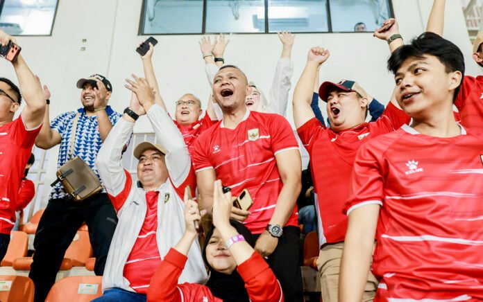 Wakil Wali Kota Bogor Jenal Mutaqin bersama Bupati Bogor Rudy Susmanto menyaksikan pertandingan Timnas Indonesia melawan Kamboja di Stadion Gelora Pakansari. (Dok. Pemkot Bogor)