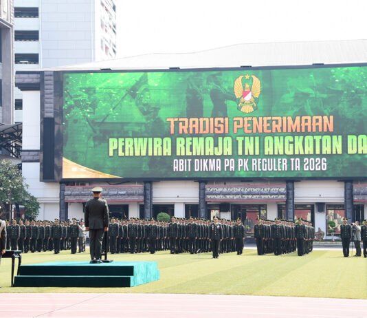429 Perwira Baru Masuk TNI AD, Wakasad Singgung AI hingga Perang Siber Wakasad Letjen TNI Muhammad Saleh Mustafa memimpin tradisi penerimaan 429 Perwira Remaja Abituren Dikmapa PK TA 2026 di Mabesad Jakarta. (Dok. Dispenad)