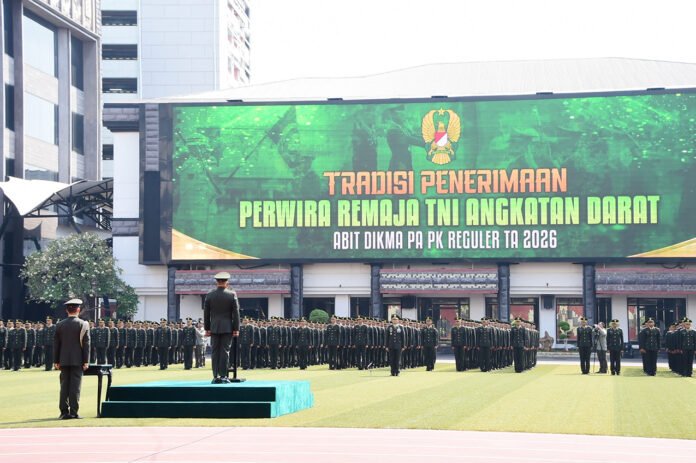 Wakasad Letjen TNI Muhammad Saleh Mustafa memimpin tradisi penerimaan 429 Perwira Remaja Abituren Dikmapa PK TA 2026 di Mabesad Jakarta. (Dok. Dispenad)