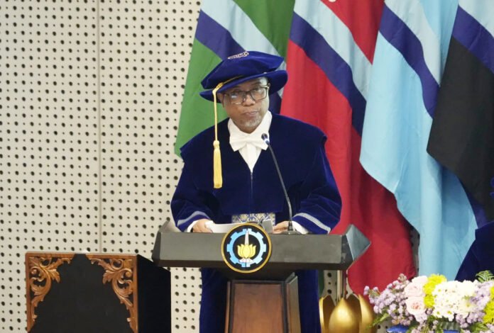 Guru Besar ke-251 ITS Prof Data Iranata ST MT PhD saat menyampaikan orasi ilmiahnya pada upacara Pengukuhan Profesor ITS