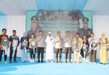 Tak Berhenti di Tangkap Pelaku, Polda Sumsel Kembalikan Motor dan Ponsel Korban Kejahatan Kapolda Sumsel menyerahkan barang bukti hasil pengungkapan kasus kejahatan kepada pemilik yang sah di Palembang. (Dok. Polda Sumsel)
