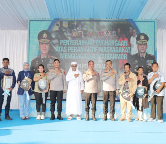 Tak Berhenti di Tangkap Pelaku, Polda Sumsel Kembalikan Motor dan Ponsel Korban Kejahatan Kapolda Sumsel menyerahkan barang bukti hasil pengungkapan kasus kejahatan kepada pemilik yang sah di Palembang. (Dok. Polda Sumsel)