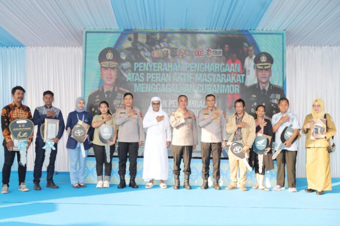 Kapolda Sumsel menyerahkan barang bukti hasil pengungkapan kasus kejahatan kepada pemilik yang sah di Palembang. (Dok. Polda Sumsel)