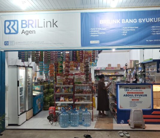 BRI Depok Buka Peluang Cuan Lewat Agen BRILink, Layanan Bank Kini Makin Dekat ke Warga Toko mitra Agen BRILink yang menyediakan layanan keuangan bagi masyarakat sekitar. (Dok. BRI)