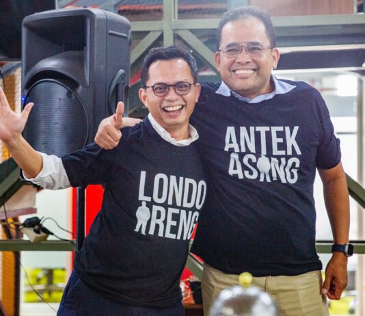 Tempo Ganti Nahkoda Redaksi, Bagja Hidayat Ambil Alih Kursi Pemimpin Redaksi Serah terima jabatan Pemimpin Redaksi Tempo dari Setri Yasra (kanan) kepada Bagja Hidayat di Gedung Tempo, Palmerah Barat, Jakarta, 29 Juli 2026. (Foto: Tempo/Nita Dian).