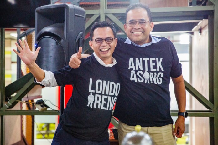 Serah terima jabatan Pemimpin Redaksi Tempo dari Setri Yasra (kanan) kepada Bagja Hidayat di Gedung Tempo, Palmerah Barat, Jakarta, 29 Juli 2026. (Foto: Tempo/Nita Dian).
