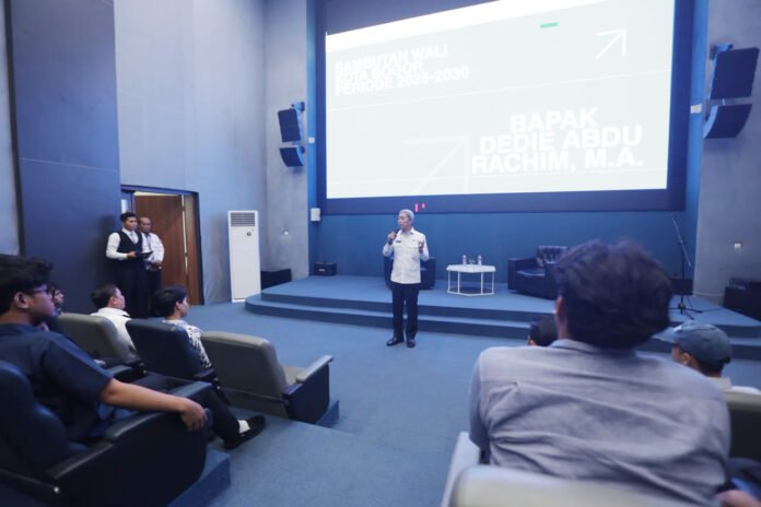 Dedie Rachim saat menyampaikan materi pada seminar kepemimpinan generasi muda di Kota Bogor (dok. Pemkot Bogor) Dedie Rachim saat menyampaikan materi pada seminar kepemimpinan generasi muda di Kota Bogor (dok. Pemkot Bogor)