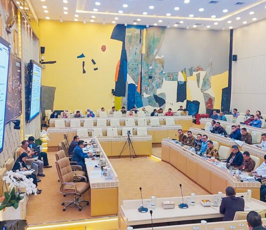 Komisi II DPR RI Buka Ruang Curhat Daerah, Dedie Rachim Ikuti Pembahasan Sejumlah Usulan Strategis Wali Kota Bogor mengikuti rapat kerja dan RDPU Komisi II DPR RI secara daring dari Balai Kota Bogor (dok. Pemkot Bogor)