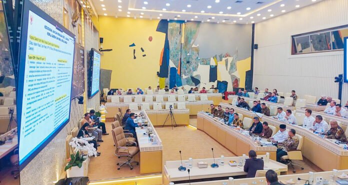 Wali Kota Bogor mengikuti rapat kerja dan RDPU Komisi II DPR RI secara daring dari Balai Kota Bogor (dok. Pemkot Bogor)