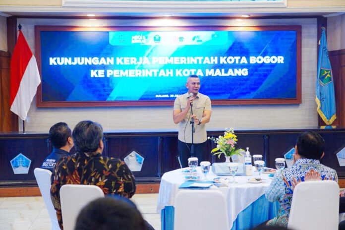 Wakil Wali Kota Bogor Jenal Mutaqin saat kunjungan kerja ke Balai Kota Malang membahas digitalisasi pajak dan retribusi daerah (dok. Pemkot Bogor) Wakil Wali Kota Bogor Jenal Mutaqin saat kunjungan kerja ke Balai Kota Malang membahas digitalisasi pajak dan retribusi daerah (dok. Pemkot Bogor)