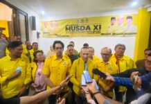 Musda XI Golkar Kota Bogor Digelar Hari Ini, Rusli Prihatevy Melaju Sendirian Menuju Kursi Ketua Pengembalian formulir pencalonan Ketua DPD Partai Golkar Kota Bogor jelang pelaksanaan Musda XI di Hotel Braja Mustika, Bogor. (Dok. Golkar Kota Bogor)