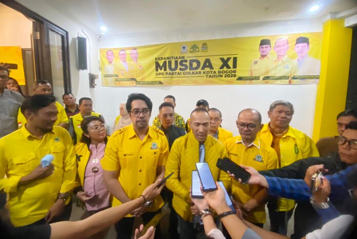 Pengembalian formulir pencalonan Ketua DPD Partai Golkar Kota Bogor jelang pelaksanaan Musda XI di Hotel Braja Mustika, Bogor. (Dok. Golkar Kota Bogor) Pengembalian formulir pencalonan Ketua DPD Partai Golkar Kota Bogor jelang pelaksanaan Musda XI di Hotel Braja Mustika, Bogor. (Dok. Golkar Kota Bogor)
