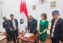Tanah Pengganti Tol BORR Tak Menganggur, Pemkot Bogor Siapkan Jadi Lokasi PSEL Wali Kota Bogor menandatangani Akta Pelepasan Hak atas Tanah terkait aset pengganti proyek Tol BORR Seksi III di Balai Kota Bogor. (Dok. Pemkot Bogor)
