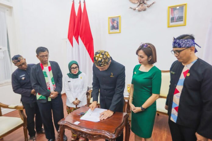 Wali Kota Bogor menandatangani Akta Pelepasan Hak atas Tanah terkait aset pengganti proyek Tol BORR Seksi III di Balai Kota Bogor. (Dok. Pemkot Bogor) Wali Kota Bogor menandatangani Akta Pelepasan Hak atas Tanah terkait aset pengganti proyek Tol BORR Seksi III di Balai Kota Bogor. (Dok. Pemkot Bogor)