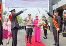 Pedang Pora Sambut Kapolres Baru, Tongkat Komando Polres Blora Beralih ke AKBP Inggal Tradisi pedang pora menyambut AKBP Inggal Widya Perdana sebagai Kapolres Blora di halaman Mapolres Blora. (Dok. Polres Blora)
