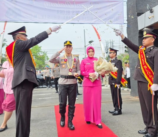 Pedang Pora Sambut Kapolres Baru, Tongkat Komando Polres Blora Beralih ke AKBP Inggal Tradisi pedang pora menyambut AKBP Inggal Widya Perdana sebagai Kapolres Blora di halaman Mapolres Blora. (Dok. Polres Blora)