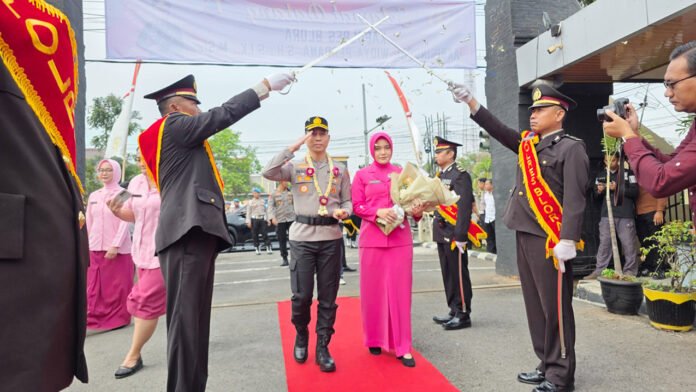 Tradisi pedang pora menyambut AKBP Inggal Widya Perdana sebagai Kapolres Blora di halaman Mapolres Blora. (Dok. Polres Blora)