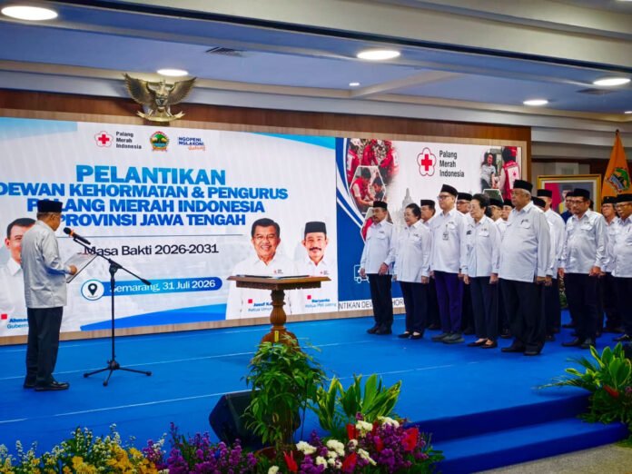 Ketua Umum PMI Jusuf Kalla melantik Haryanto sebagai Ketua PMI Provinsi Jawa Tengah periode 2026-2031 di Semarang. (Dok. PMI)