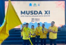 Menang Aklamasi di Musda XI, Rusli Langsung Dihadapkan Target 11 Kursi untuk Golkar Kota Bogor Rusli Prihatevy menerima mandat sebagai Ketua DPD Partai Golkar Kota Bogor usai ditetapkan secara aklamasi dalam Musda XI. (Dok. Golkar Kota Bogor)