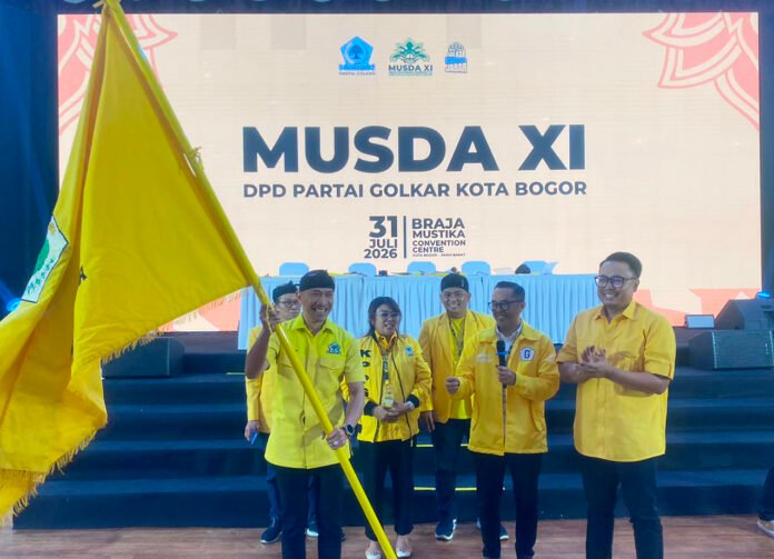 Rusli Prihatevy menerima mandat sebagai Ketua DPD Partai Golkar Kota Bogor usai ditetapkan secara aklamasi dalam Musda XI. (Dok. Golkar Kota Bogor) Rusli Prihatevy menerima mandat sebagai Ketua DPD Partai Golkar Kota Bogor usai ditetapkan secara aklamasi dalam Musda XI. (Dok. Golkar Kota Bogor)