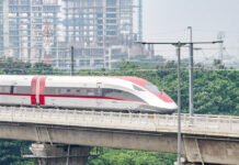 Pemerintah Ambil Alih 60 Persen Saham KCIC, Whoosh Dikaji Lanjut ke Jawa Timur Kereta Cepat Whoosh Melintas di Jalur Operasional. Foto: KCIC/Ist