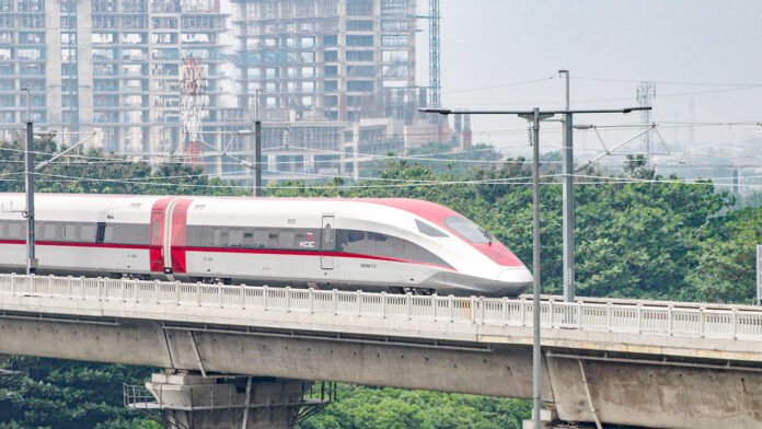 Kereta Cepat Whoosh Melintas di Jalur Operasional. Foto: KCIC/Ist Kereta Cepat Whoosh Melintas di Jalur Operasional. Foto: KCIC/Ist