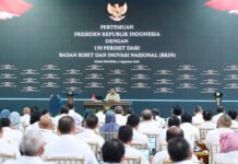 150 Periset BRIN Temui Prabowo di Istana, Hasil Riset Dipamerkan Langsung ke Presiden Presiden Prabowo Subianto bersama para periset BRIN dalam pertemuan di Istana Kepresidenan Jakarta. Foto: Web Setneg
