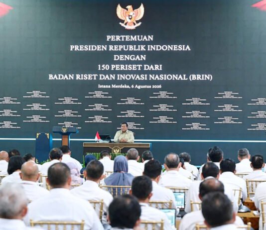 150 Periset BRIN Temui Prabowo di Istana, Hasil Riset Dipamerkan Langsung ke Presiden Presiden Prabowo Subianto bersama para periset BRIN dalam pertemuan di Istana Kepresidenan Jakarta. Foto: Web Setneg