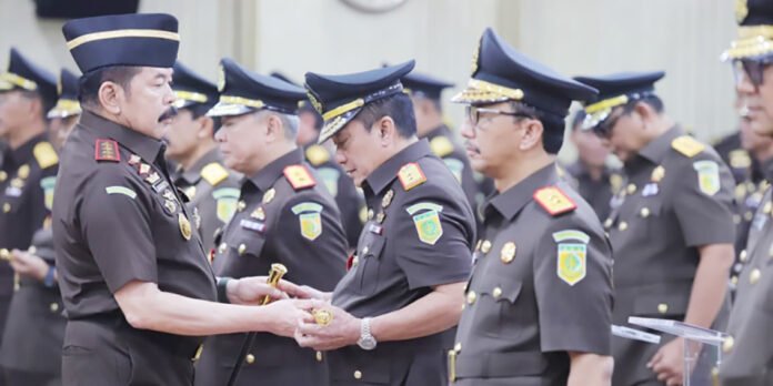 Jaksa Agung ST Burhanuddin melantik Saiful Bahri Siregar sebagai Direktur Penyidikan Jampidsus. (Dok. Kejaksaan Agung) Jaksa Agung ST Burhanuddin melantik Saiful Bahri Siregar sebagai Direktur Penyidikan Jampidsus. (Dok. Kejaksaan Agung)
