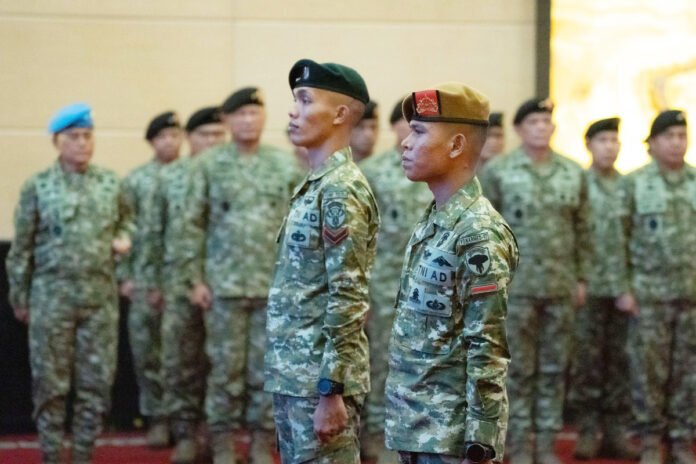 Dua Prajurit TNI Mendapat Kenaikan Pangkat Luar Biasa Usai Penanganan Kericuhan di Banda Aceh. Foto: Puspen TNI Dua Prajurit TNI Mendapat Kenaikan Pangkat Luar Biasa Usai Penanganan Kericuhan di Banda Aceh. Foto: Puspen TNI