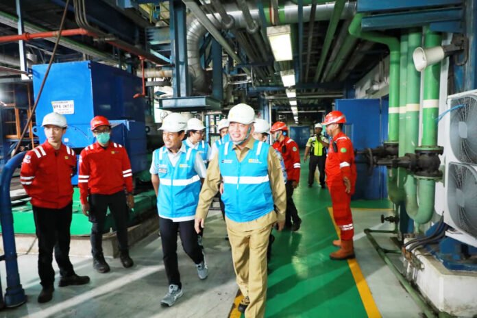 Gubernur Kalimantan Selatan H. Muhidin bersama Forkopimda meninjau proses perbaikan di PLTU Asam-Asam, Kabupaten Tanah Laut. (Dok. Biro Adpim)