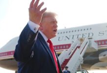 Trump Ungkap Alasan Diam-diam Dipindahkan dari Air Force One di Turki Presiden AS Donald Trump saat menggunakan Air Force One dalam perjalanan kenegaraan. (Dok. Reuters)