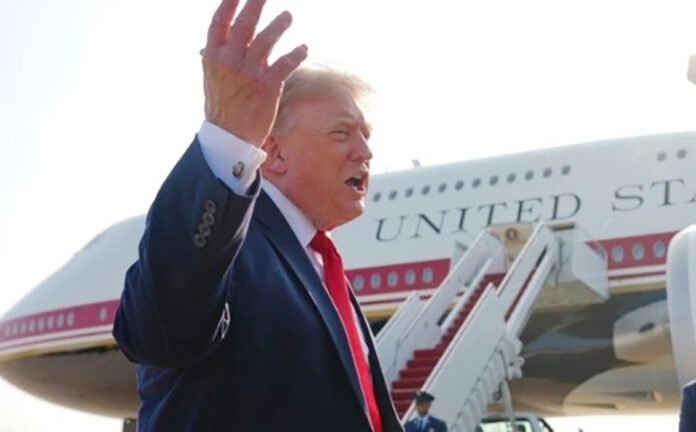 Presiden AS Donald Trump saat menggunakan Air Force One dalam perjalanan kenegaraan. (Dok. Reuters) Presiden AS Donald Trump saat menggunakan Air Force One dalam perjalanan kenegaraan. (Dok. Reuters)