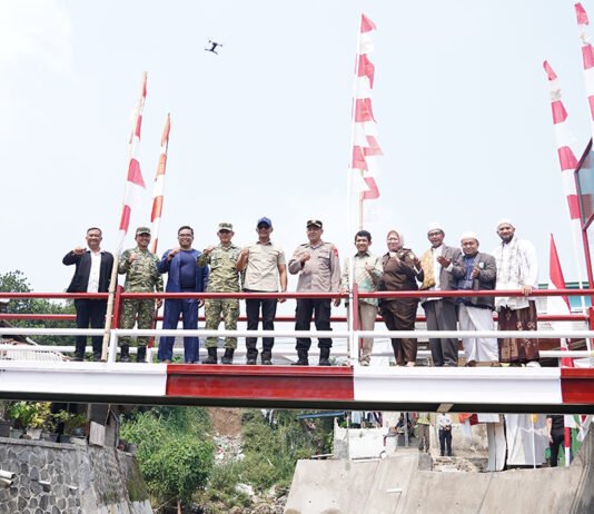 Jembatan 15,3 Meter di Pasir Jaya Diresmikan, DPRD Kota Bogor Soroti Dampaknya ke Warga Wakil Ketua II DPRD Kota Bogor Zenal Abidin bersama sejumlah pihak saat peresmian Jembatan Garuda King Ago Batu Tapak di Pasir Jaya. Foto: Humpro