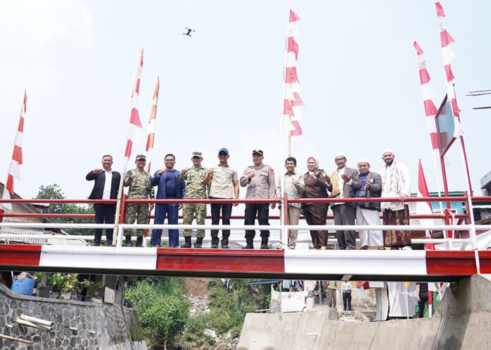 Wakil Ketua II DPRD Kota Bogor Zenal Abidin bersama sejumlah pihak saat peresmian Jembatan Garuda King Ago Batu Tapak di Pasir Jaya. Foto: Humpro