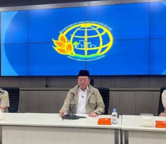 Nusron Soroti Laut Mulai Dikaveling, ATR/BPN Ingatkan Praktik di Batam hingga Daerah Lain Tak Bisa Dibiarkan Menteri ATR/BPN Nusron Wahid menyampaikan keterangan mengenai penataan ruang laut dalam konferensi pers. (Dok. ATR/BPN)
