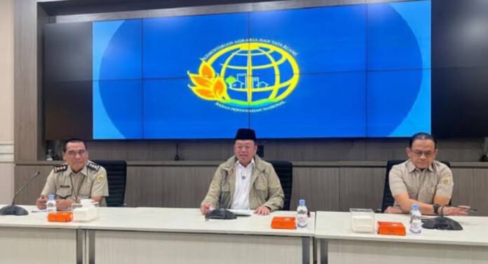 Menteri ATR/BPN Nusron Wahid menyampaikan keterangan mengenai penataan ruang laut dalam konferensi pers. (Dok. ATR/BPN)