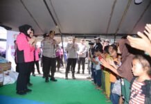 Polri Hadirkan Kepedulian, Berikan Trauma Healing bagi Pengungsi Gempa di Maumere