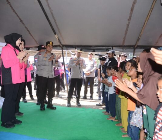 Polri Hadirkan Kepedulian, Berikan Trauma Healing bagi Pengungsi Gempa di Maumere