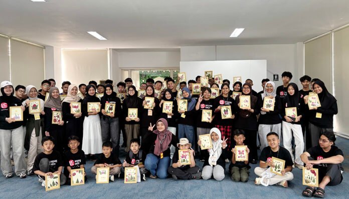 Pengunjung Mengikuti Kelas Edukasi Tumbuhan di Kebun Raya Bogor. Foto: KRB