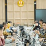 Direktur Utama BPJS Kesehatan dr. Prihati Pujowaskito, Sp.JP(K), FIHA, M.M.R.S., dan jajaran pimpinan saat berkunjung ke Universitas Padjadjaran dan diterima oleh Rektor Universitas Padjadjaran, Prof. Arief Sjamsulaksan Kartasasmita, dan para Wakil Rektor Unpad di Ruang Livin’ Gedung Rektorat Unpad Kampus Jatinangor pada Sabtu (22/8). Tim BPJS Kesehatan juga berkunjung ke RS Unpad di Jatinangor. (Foto oleh: Dadan Triawan)
