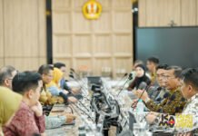 Unpad dan BPJS Kesehatan Bahas Masa Depan Layanan Publik, Rumah Sakit Unpad Ikut Ditinjau Direktur Utama BPJS Kesehatan dr. Prihati Pujowaskito, Sp.JP(K), FIHA, M.M.R.S., dan jajaran pimpinan saat berkunjung ke Universitas Padjadjaran dan diterima oleh Rektor Universitas Padjadjaran, Prof. Arief Sjamsulaksan Kartasasmita, dan para Wakil Rektor Unpad di Ruang Livin' Gedung Rektorat Unpad Kampus Jatinangor pada Sabtu (22/8). Tim BPJS Kesehatan juga berkunjung ke RS Unpad di Jatinangor. (Foto oleh: Dadan Triawan)