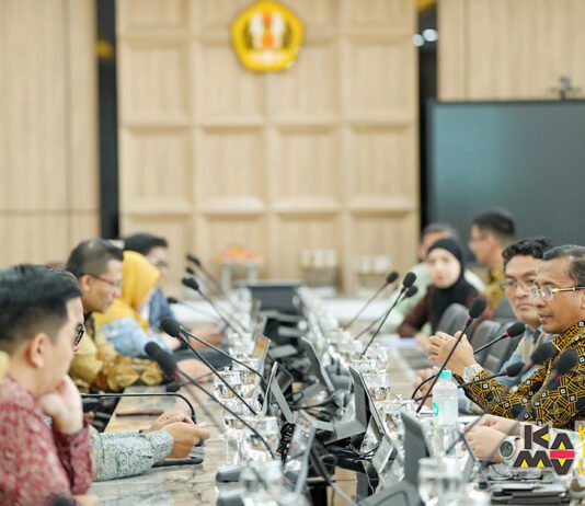 Unpad dan BPJS Kesehatan Bahas Masa Depan Layanan Publik, Rumah Sakit Unpad Ikut Ditinjau Direktur Utama BPJS Kesehatan dr. Prihati Pujowaskito, Sp.JP(K), FIHA, M.M.R.S., dan jajaran pimpinan saat berkunjung ke Universitas Padjadjaran dan diterima oleh Rektor Universitas Padjadjaran, Prof. Arief Sjamsulaksan Kartasasmita, dan para Wakil Rektor Unpad di Ruang Livin' Gedung Rektorat Unpad Kampus Jatinangor pada Sabtu (22/8). Tim BPJS Kesehatan juga berkunjung ke RS Unpad di Jatinangor. (Foto oleh: Dadan Triawan)