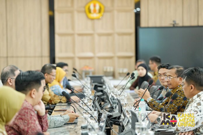 Direktur Utama BPJS Kesehatan dr. Prihati Pujowaskito, Sp.JP(K), FIHA, M.M.R.S., dan jajaran pimpinan saat berkunjung ke Universitas Padjadjaran dan diterima oleh Rektor Universitas Padjadjaran, Prof. Arief Sjamsulaksan Kartasasmita, dan para Wakil Rektor Unpad di Ruang Livin' Gedung Rektorat Unpad Kampus Jatinangor pada Sabtu (22/8). Tim BPJS Kesehatan juga berkunjung ke RS Unpad di Jatinangor. (Foto oleh: Dadan Triawan)