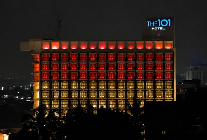 THE 1O1 Bogor Suryakancana menampilkan pencahayaan merah putih dan dekorasi budaya Nusantara menyambut HUT ke-81 Kemerdekaan RI. (Dok. THE 1O1 Bogor Suryakancana)