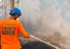 Karhutla Kubu Raya Dipantau MDMC, Sejumlah Titik Api Dekat Permukiman Jadi Perhatian Tim MDMC Kalimantan Barat melakukan pemantauan dan penanganan titik karhutla di Kubu Raya. Foto: MDMC