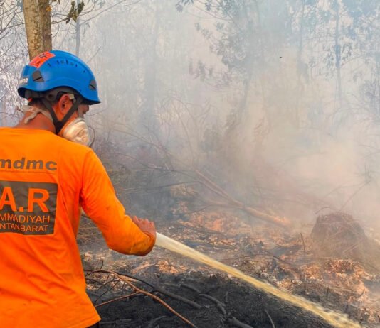 Karhutla Kubu Raya Dipantau MDMC, Sejumlah Titik Api Dekat Permukiman Jadi Perhatian Tim MDMC Kalimantan Barat melakukan pemantauan dan penanganan titik karhutla di Kubu Raya. Foto: MDMC